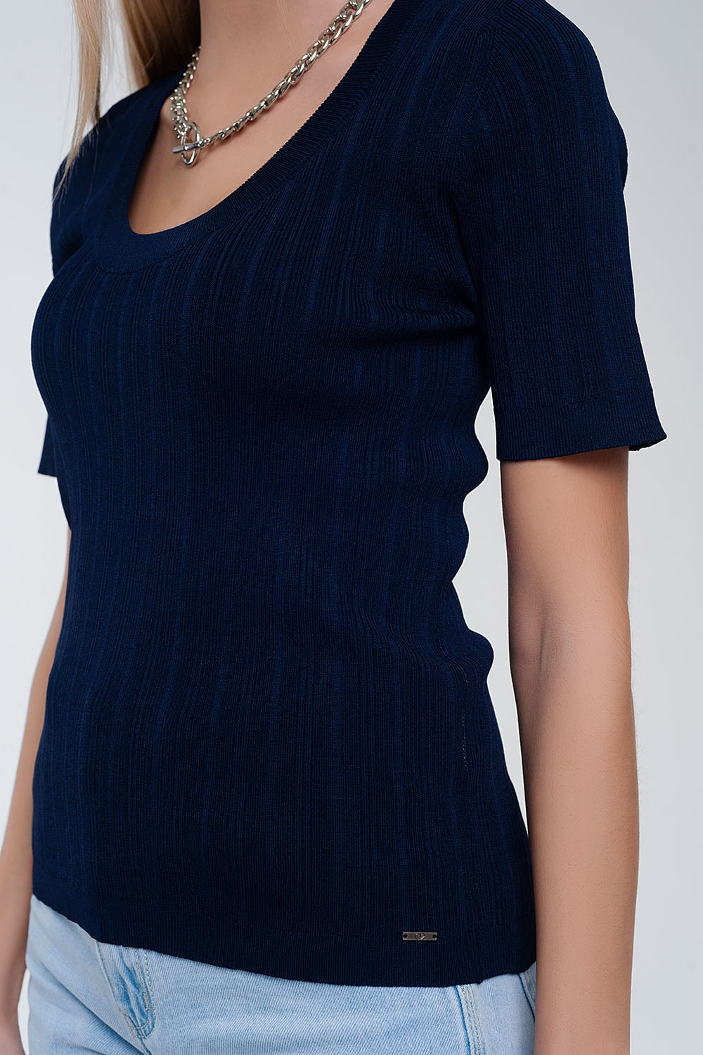 Camisola de manga curta  azul-marinho com pescoço grande