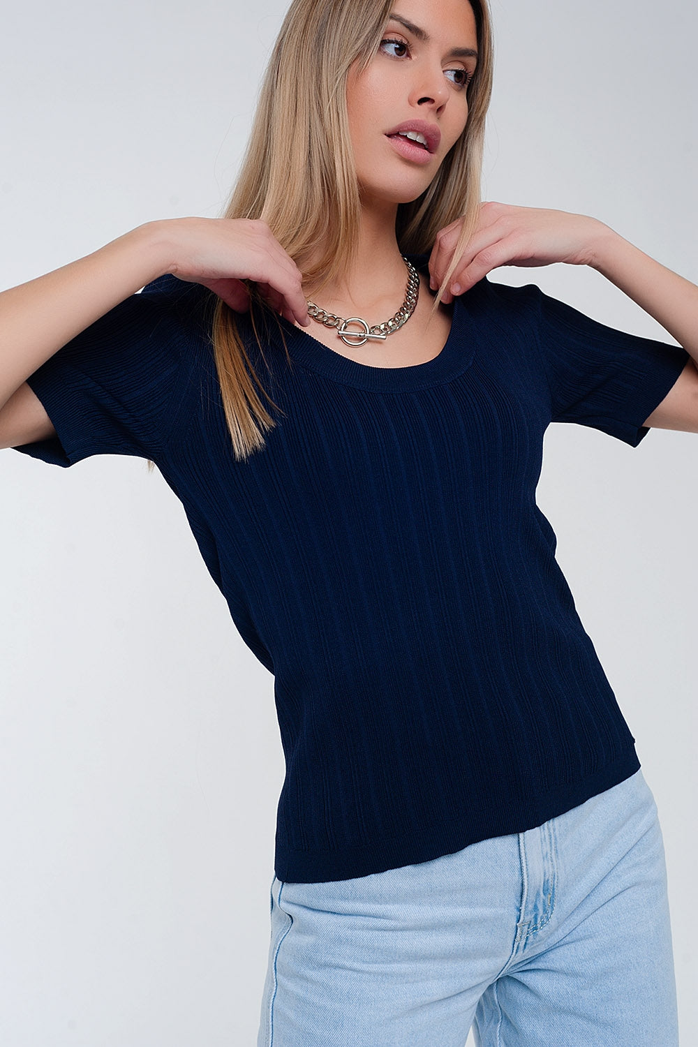 Camisola de manga curta  azul-marinho com pescoço grande