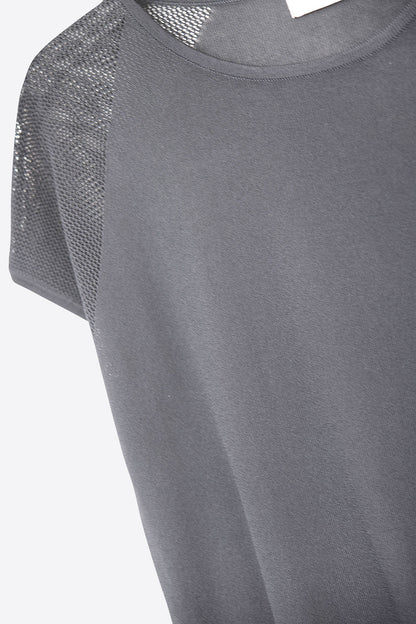 Camisola de manga curta com nervuras preta e malha no ombro