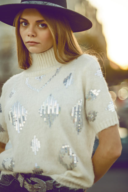 Camisola de manga curta creme com lantejoulas