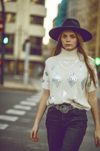 Camisola de manga curta creme com lantejoulas