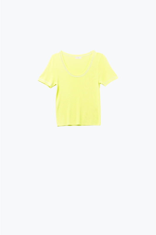 Q2 Camisola de manga curta em amarelo com costura prateada no pescoço redondo