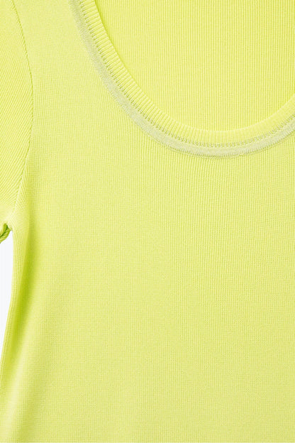 Camisola de manga curta em amarelo com costura prateada no pescoço redondo