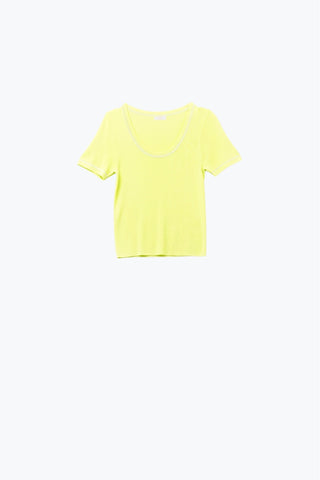 Camisola de manga curta em amarelo com costura prateada no pescoço redondo