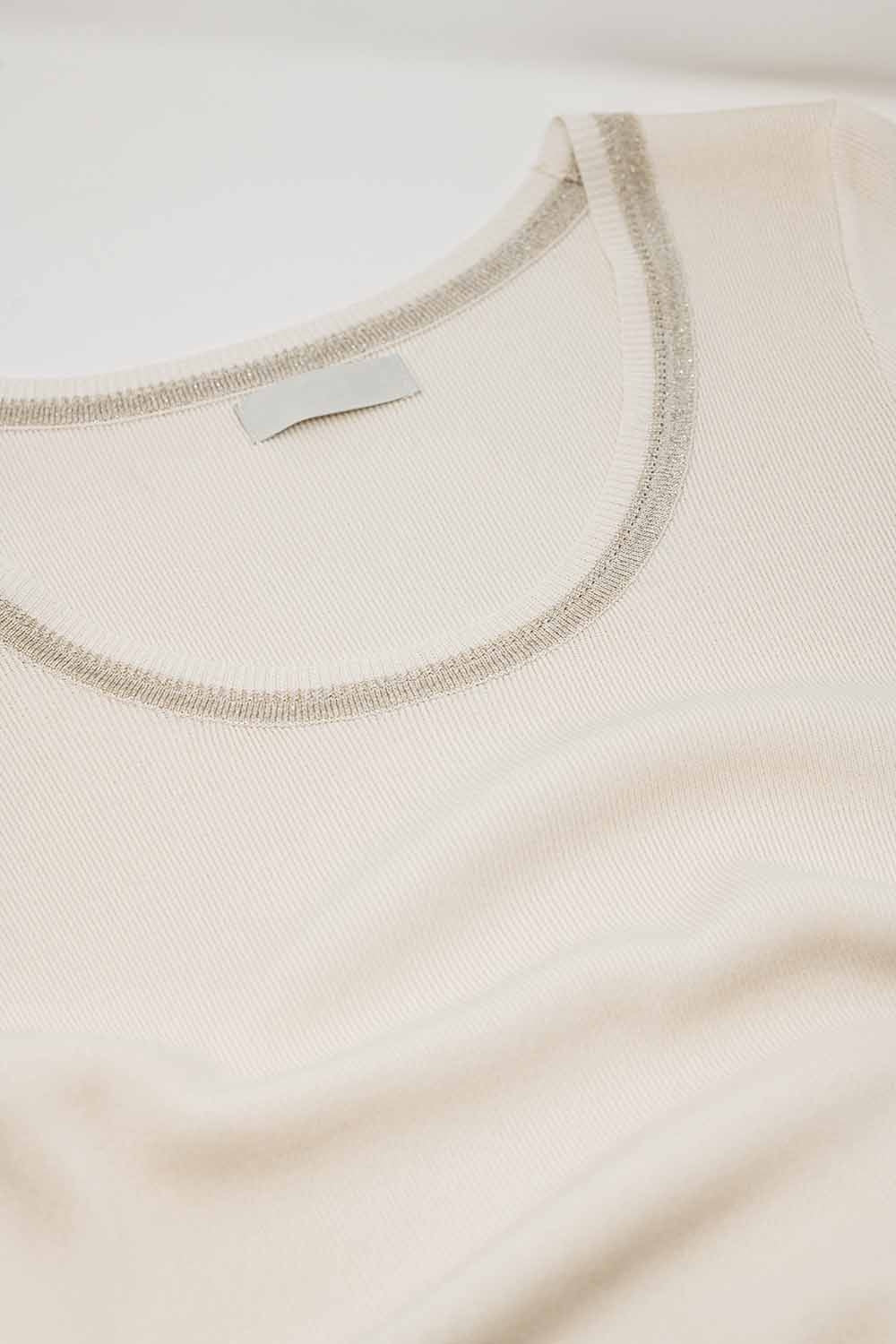 Camisola de manga curta em bege com costura prateada no pescoço redondo