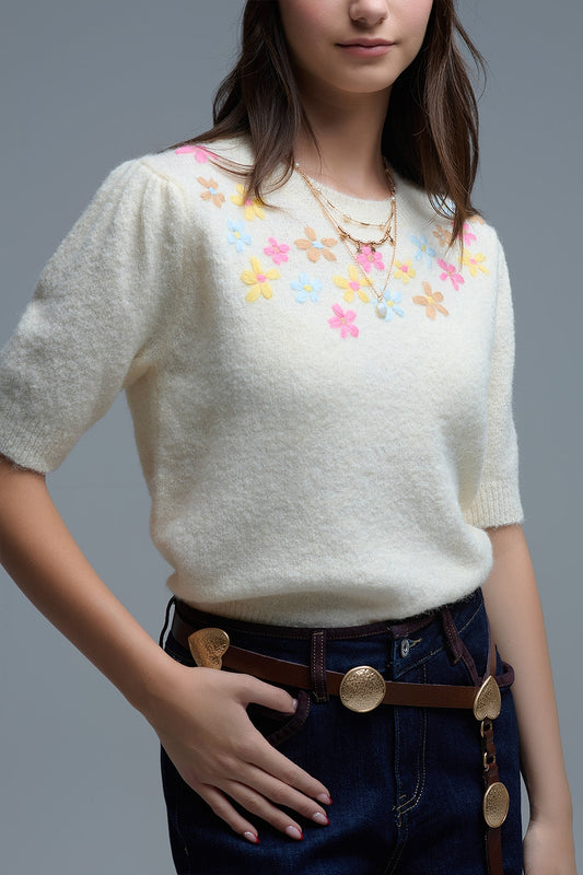 Q2 Camisola de manga curta em malha grossa creme com flores bordadas em tons pastel