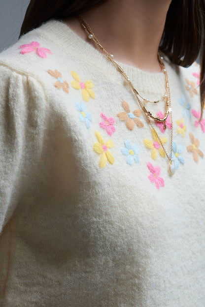 Camisola de manga curta em malha grossa creme com flores bordadas em tons pastéis