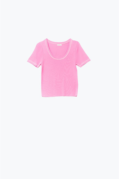 Q2 Camisola de manga curta em rosa com costura prateada no pescoço redondo