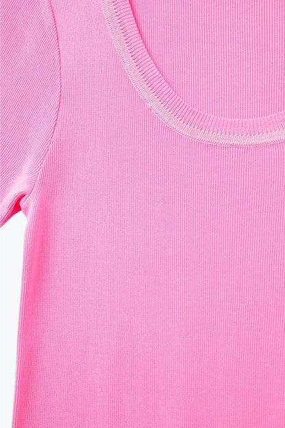 Camisola de manga curta em rosa com costura prateada no pescoço redondo