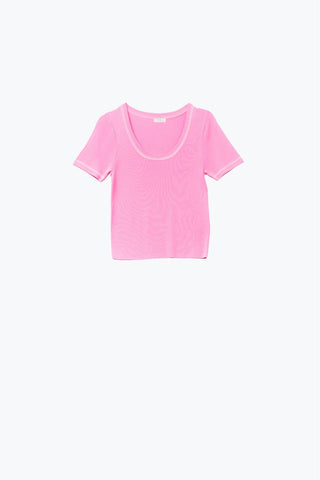 Camisola de manga curta em rosa com costura prateada no pescoço redondo