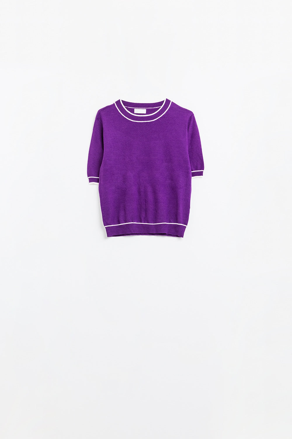 Q2 Camisola de manga curta roxa com pormenor de linha branca
