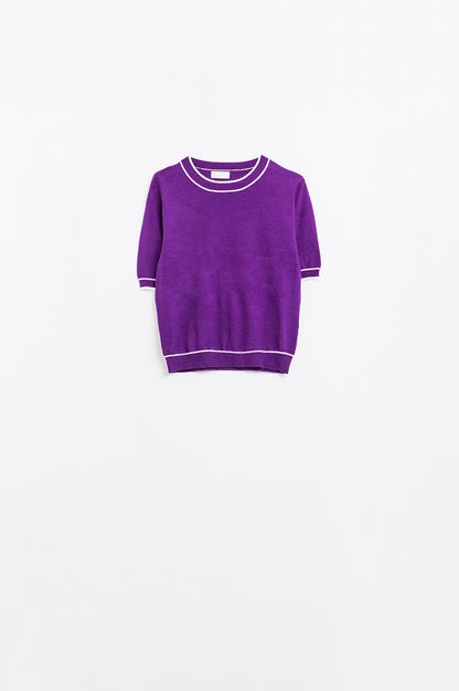 Q2 Camisola de manga curta roxa com pormenor de linha branca