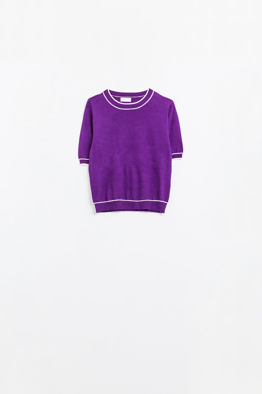 Q2 Camisola de manga curta roxa com pormenor de linha branca
