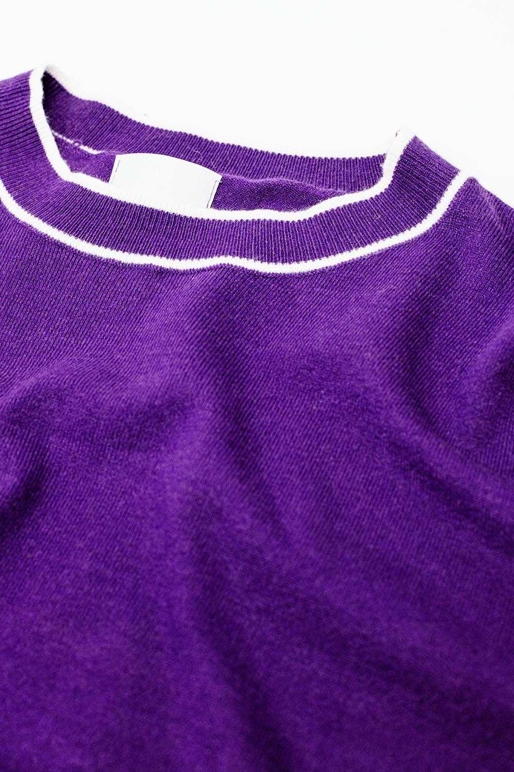 Camisola de manga curta roxa com detalhes de linha branca