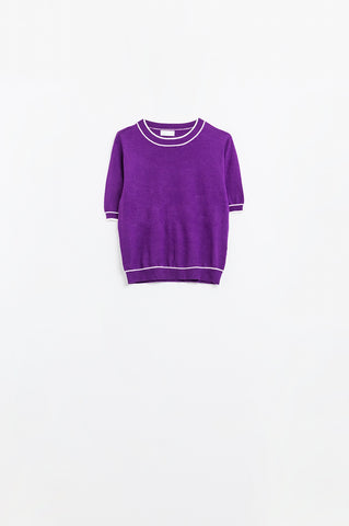 Camisola de manga curta roxa com detalhes de linha branca