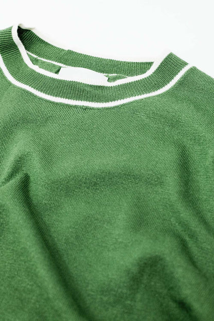 Camisola de manga curta verde com pormenor de linha branca
