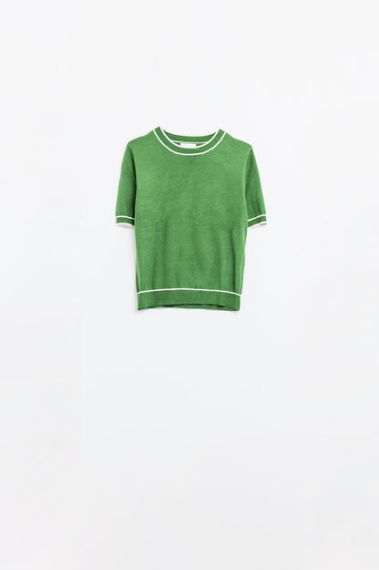 Camisola de manga curta verde com pormenor de linha branca