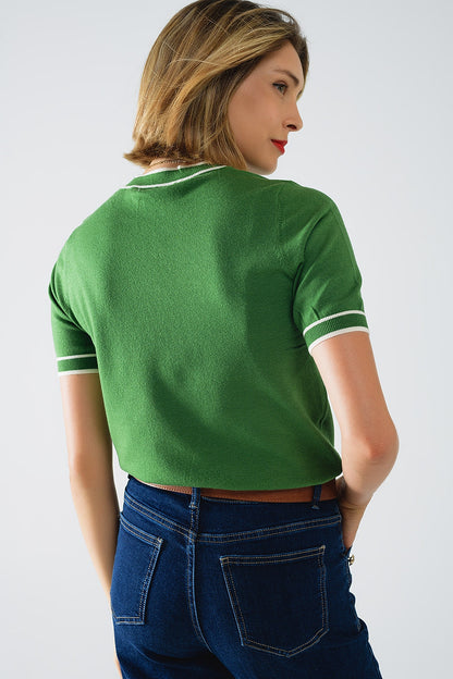 Camisola de manga curta verde com pormenor de linha branca