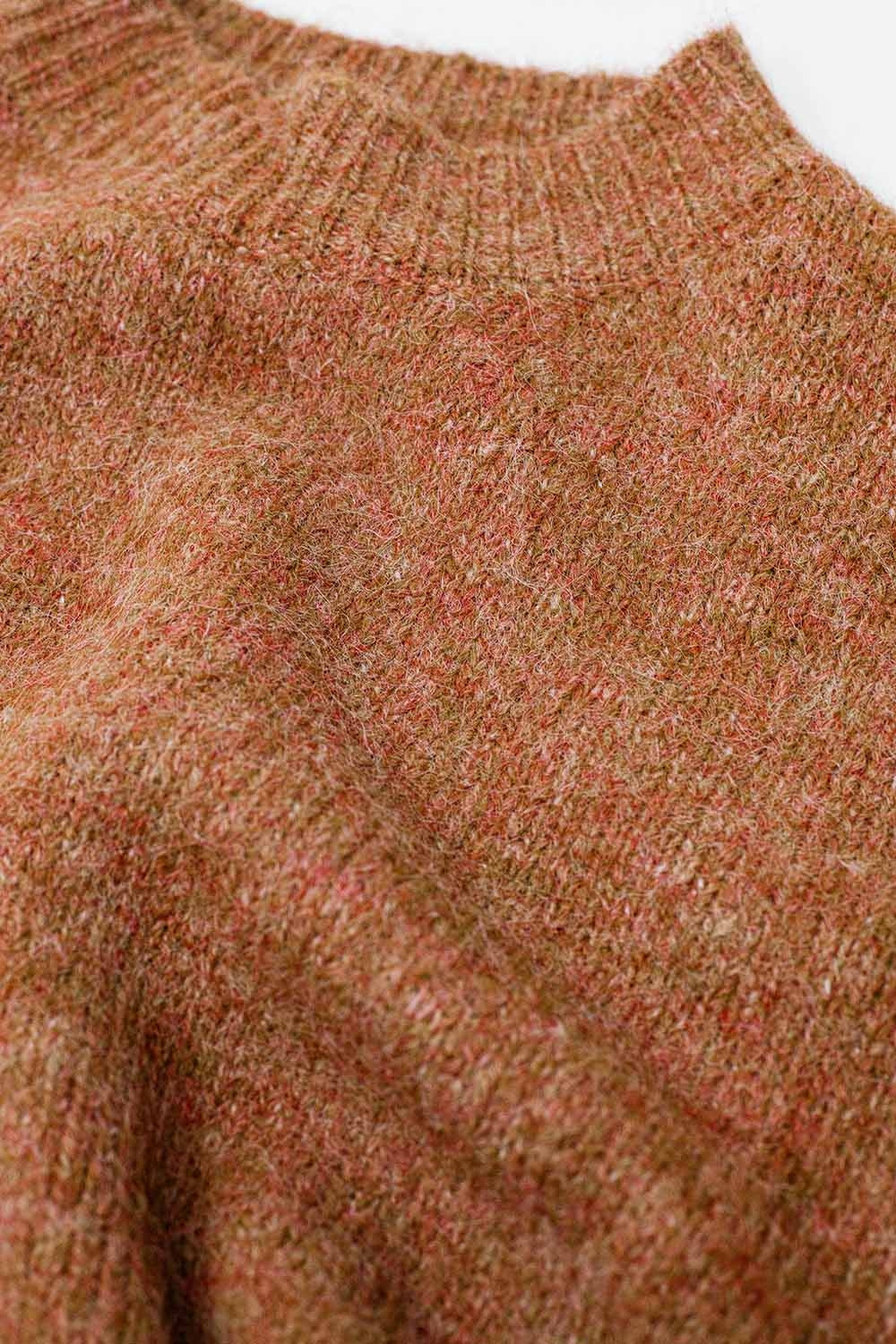 Camisola descontraída com manga francesa e gola redonda em camel