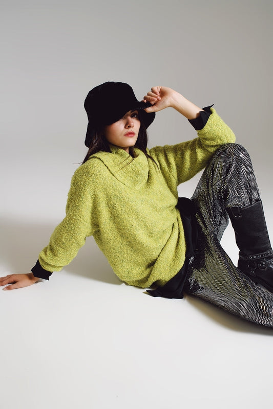 Q2 Camisola em verde com gola bardot.