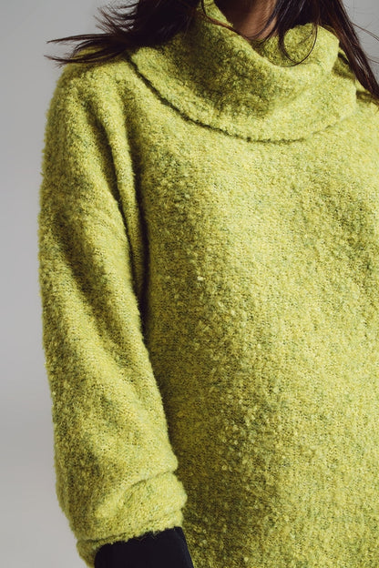 Camisola em verde com gola bardot.