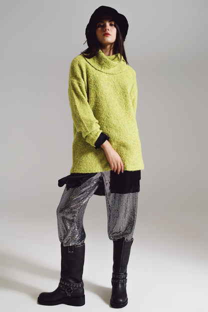 Camisola em verde com gola bardot.