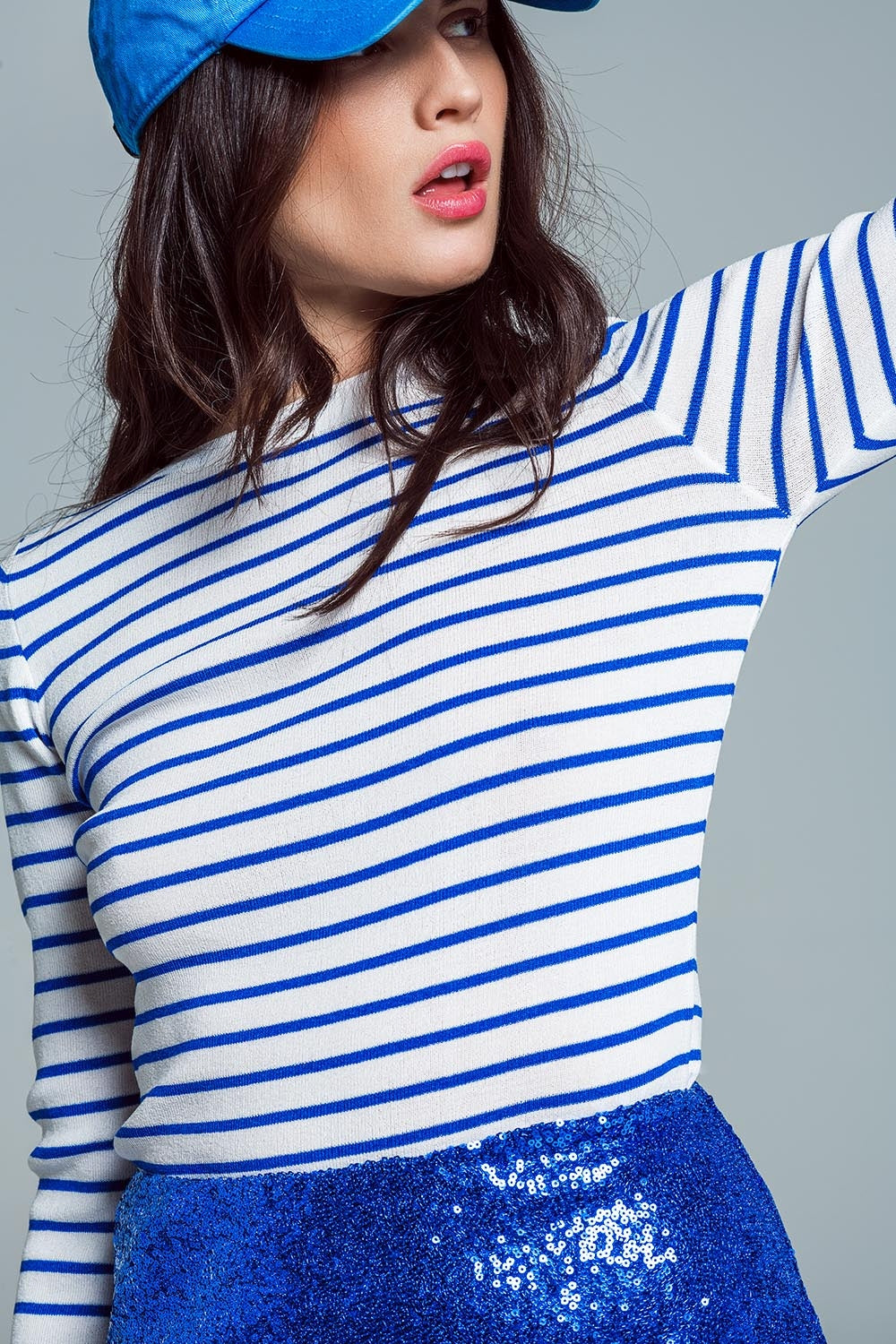 camisola fina branca com riscas azuis