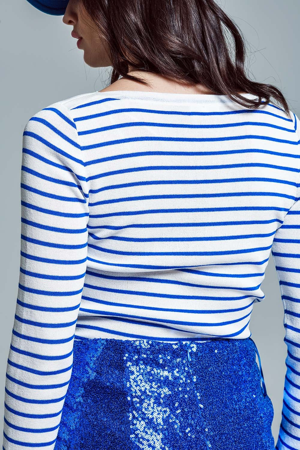camisola fina branca com riscas azuis