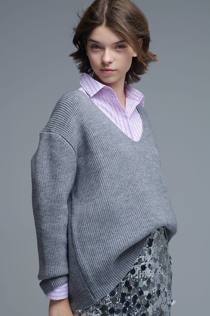 Camisola fina com decote em V superdimensionada em cinzento