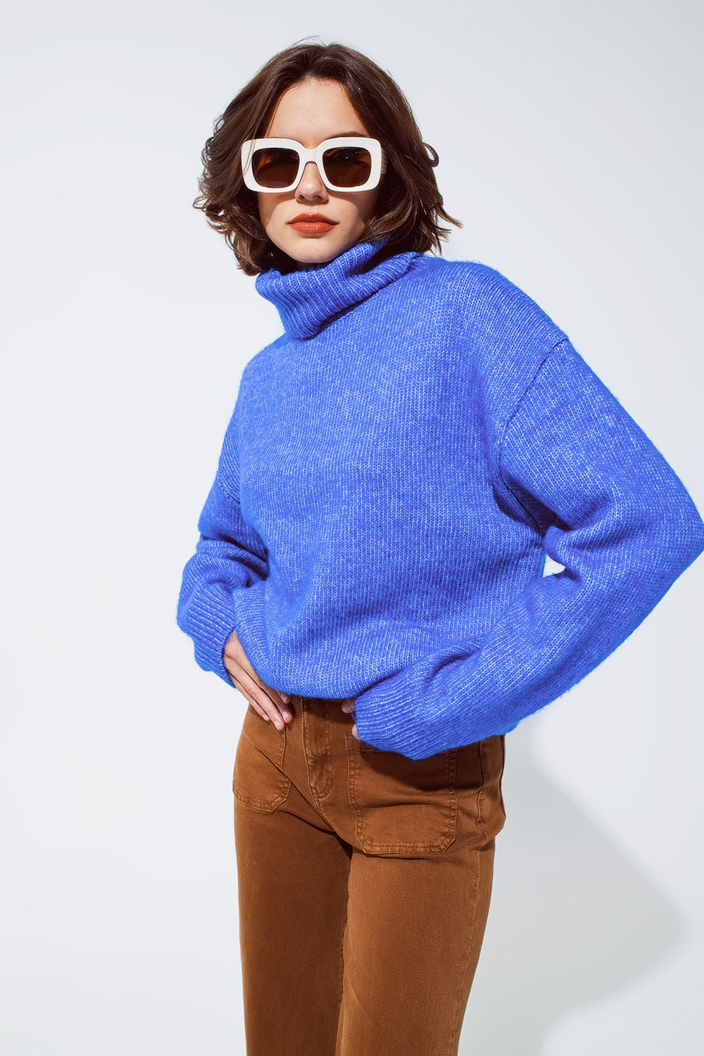 Q2 Camisola fofa azul clara com gola alta