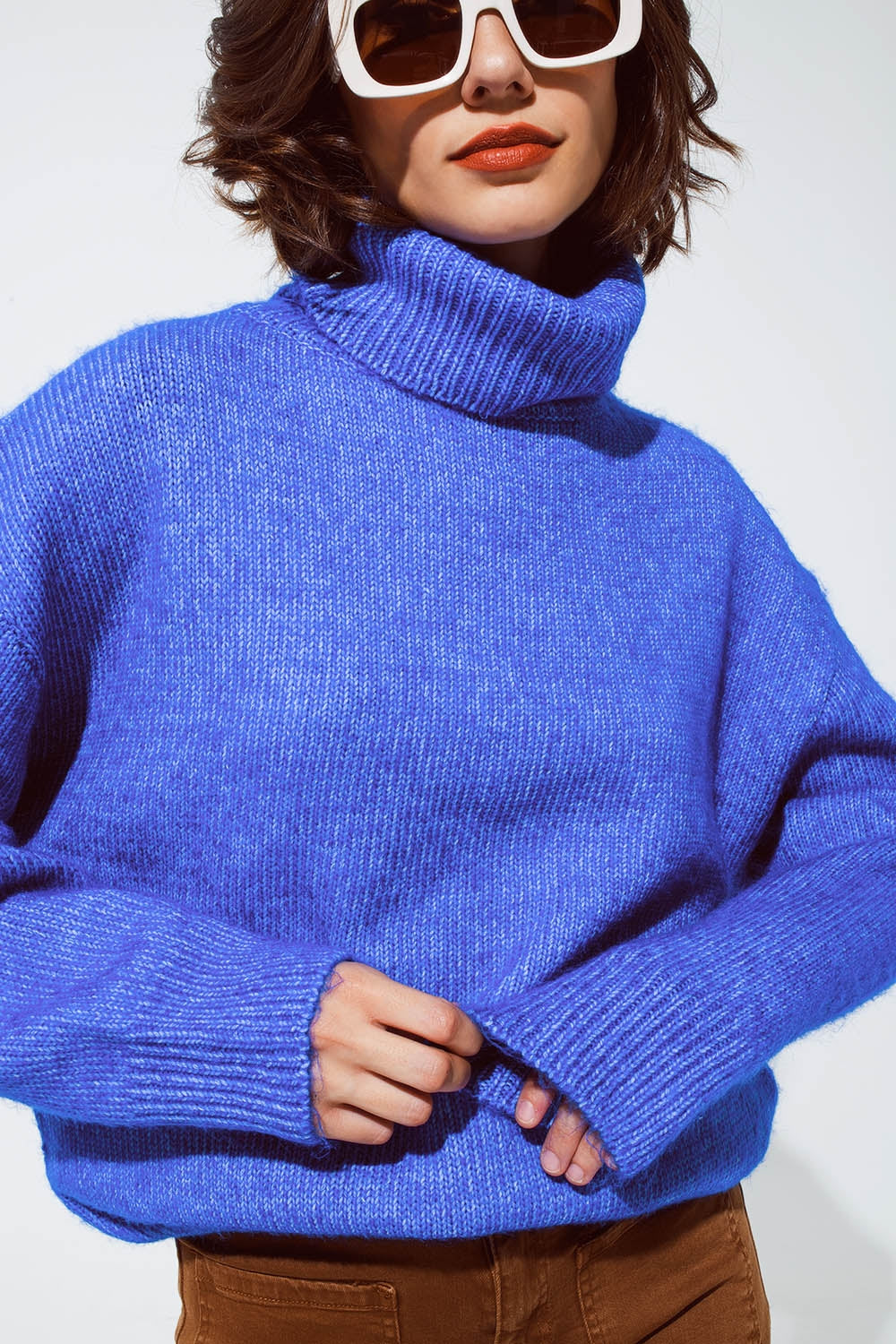 Camisola fofa azul clara com gola alta