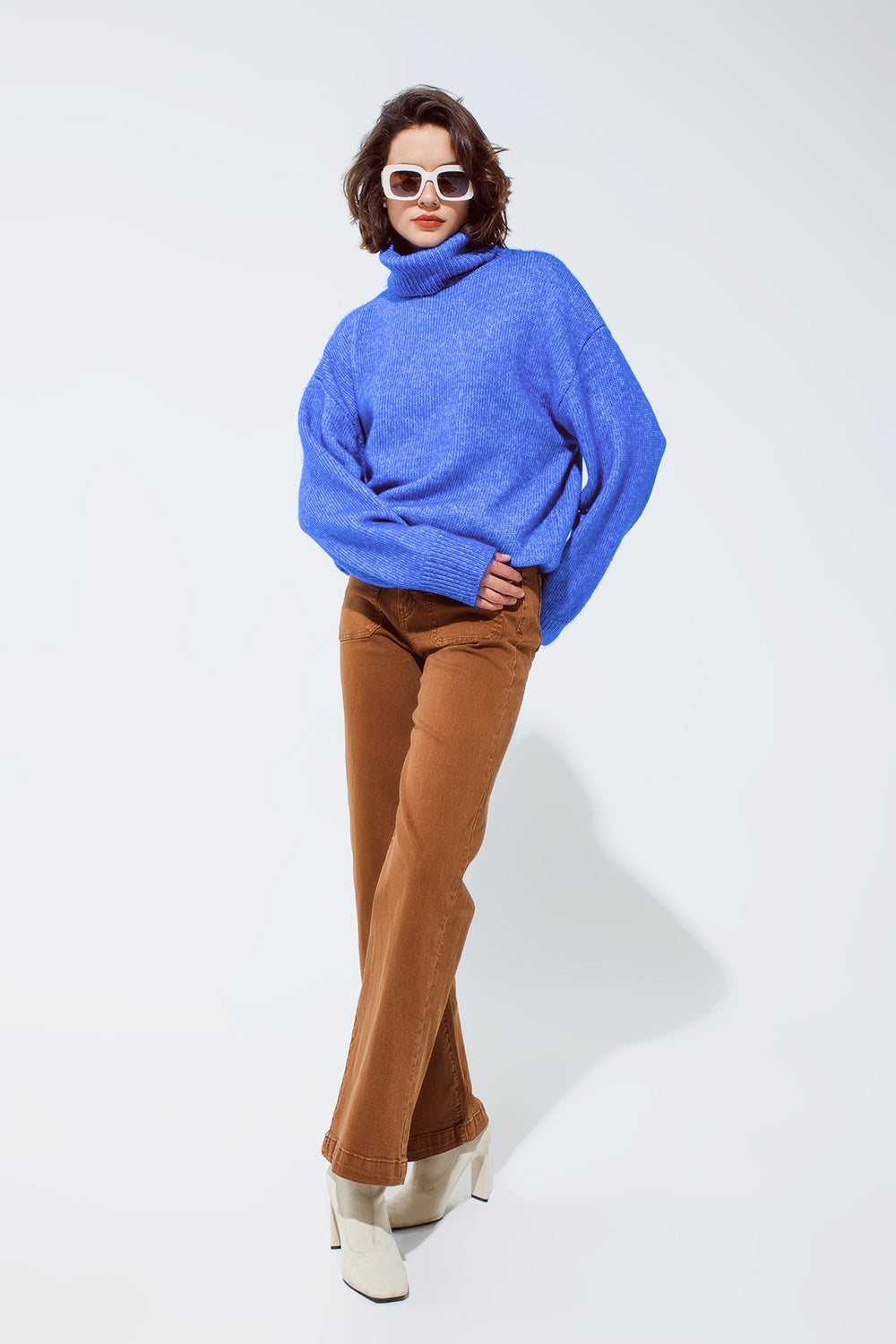 Camisola fofa azul clara com gola alta