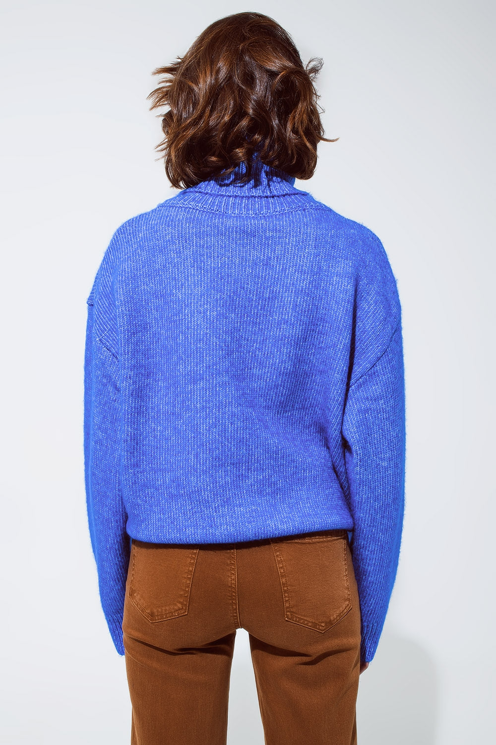 Camisola fofa azul clara com gola alta