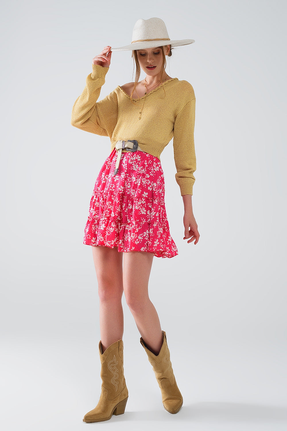 Camisola leve com decotes em V largo e detalhes entrançados em dourado