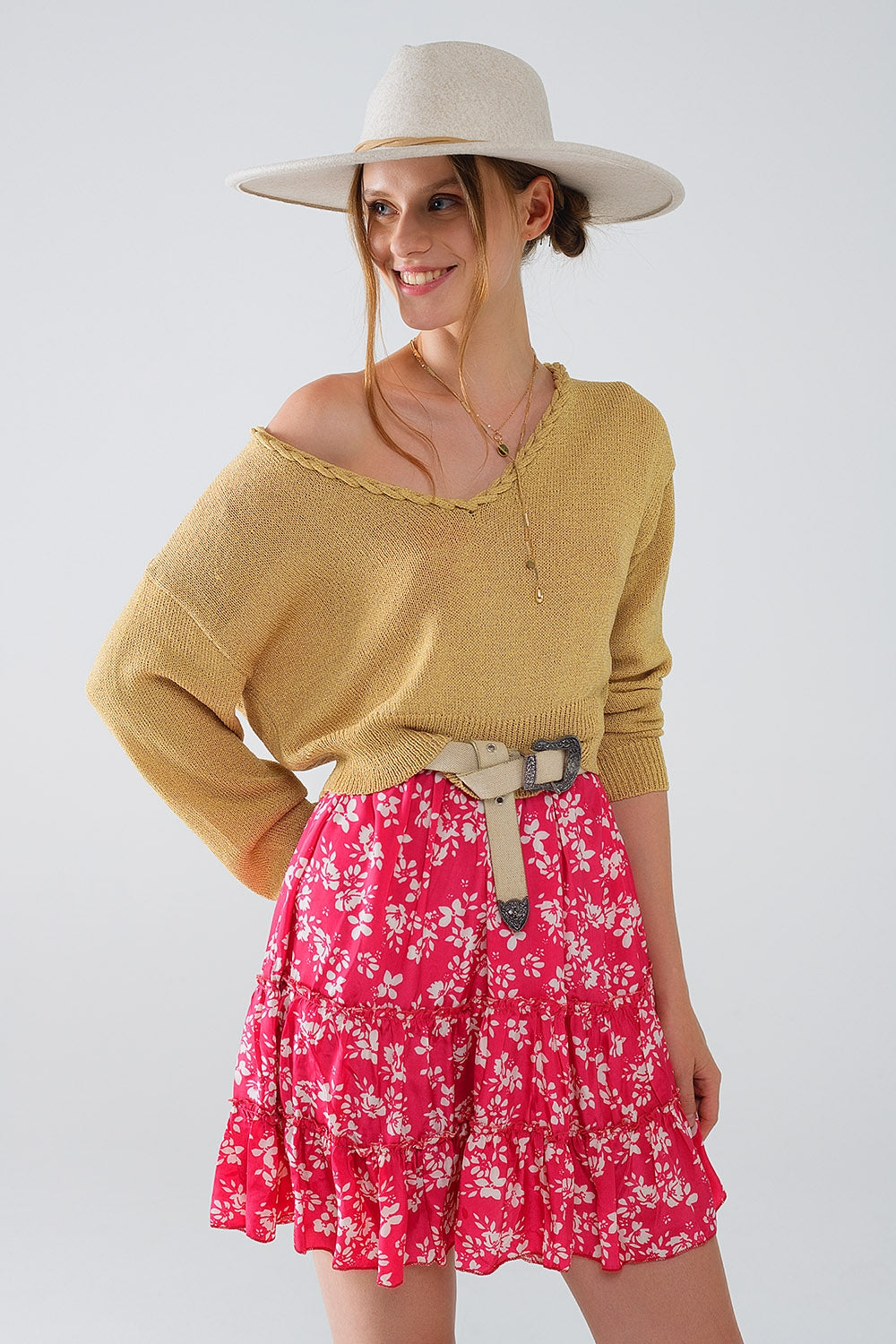 Camisola leve com decotes em V largo e detalhes entrançados em dourado