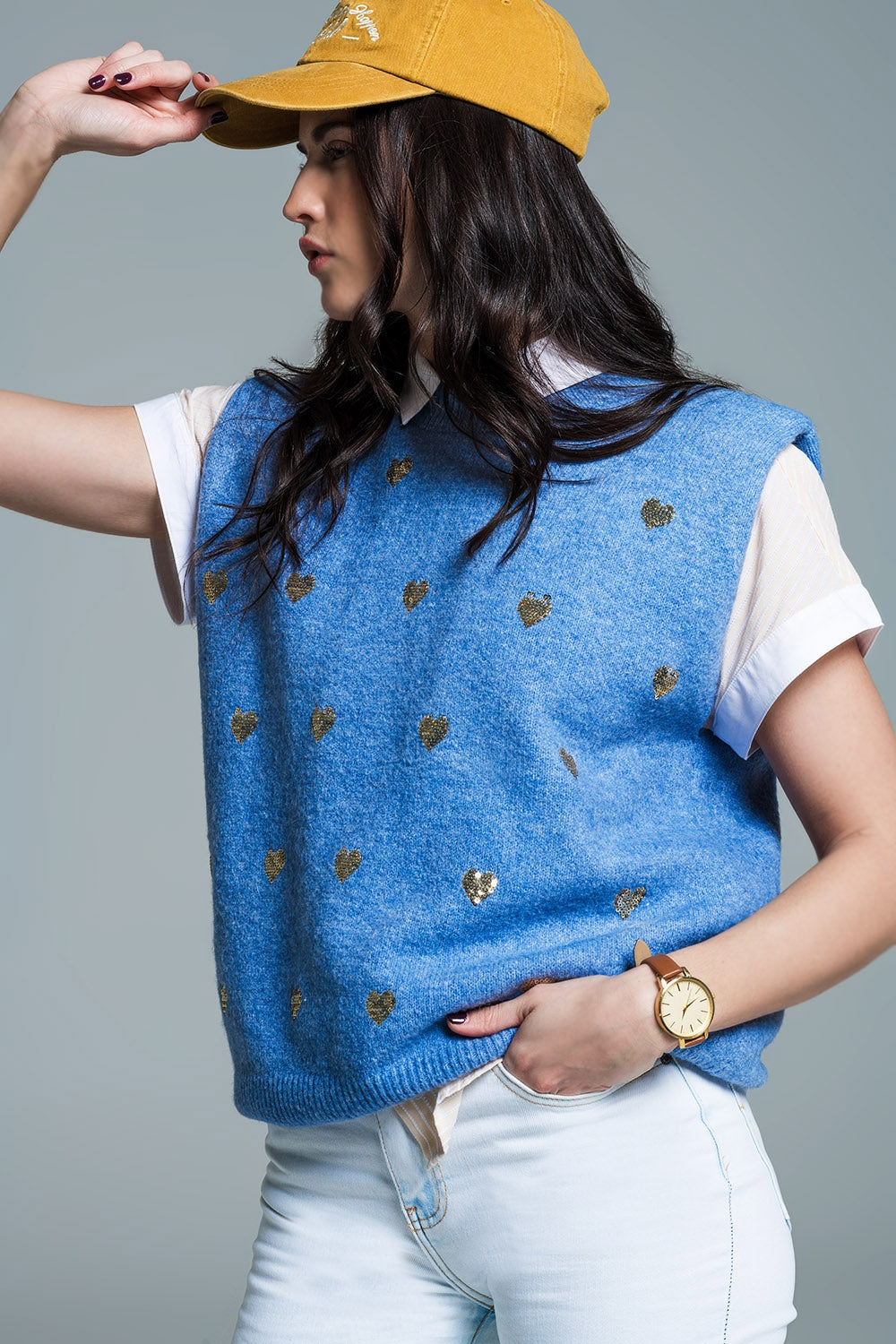 Camisola sem mangas em azul com corações de lantejoulas prateadas