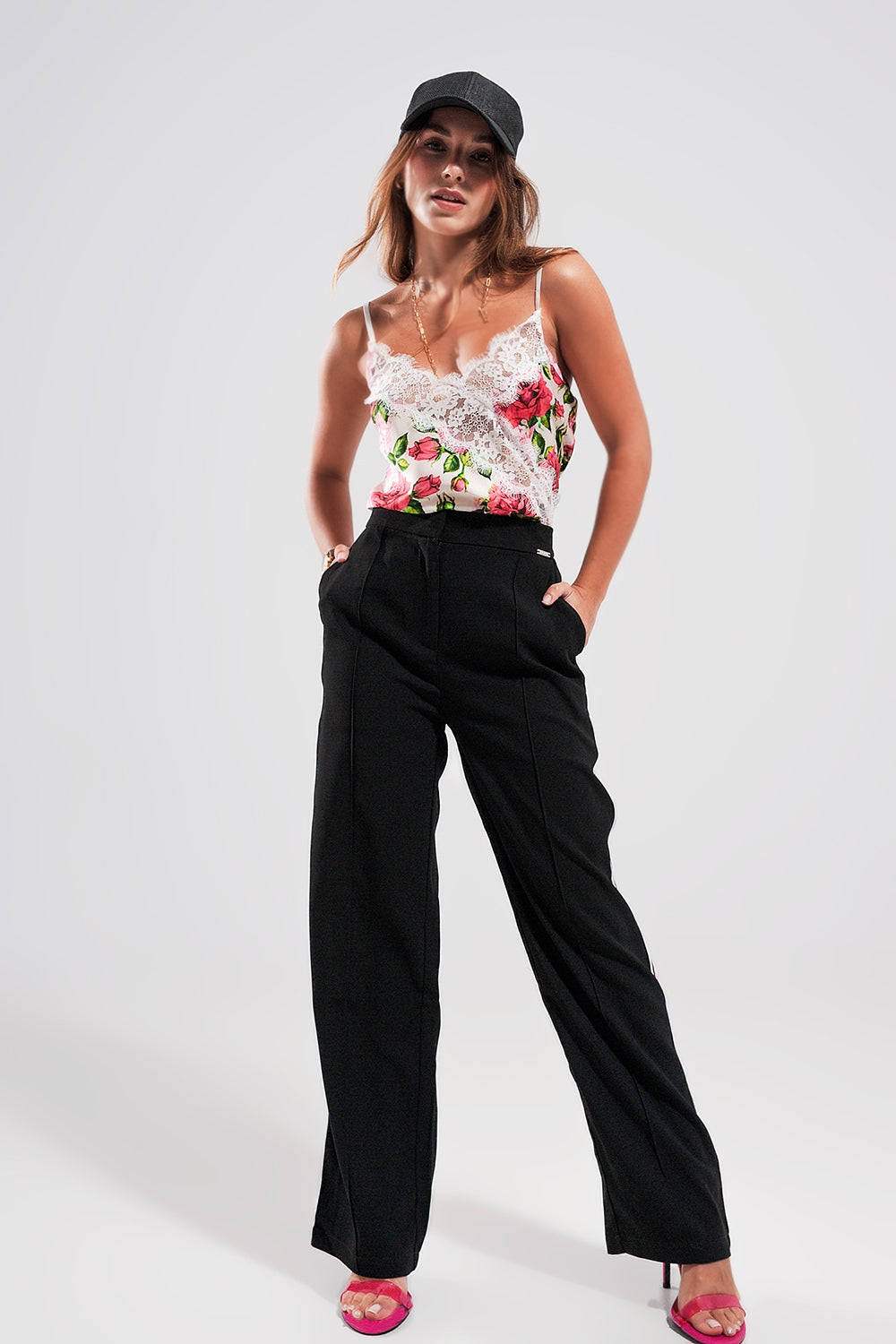 Camisole de cetim com corte em renda e impressão em rosas