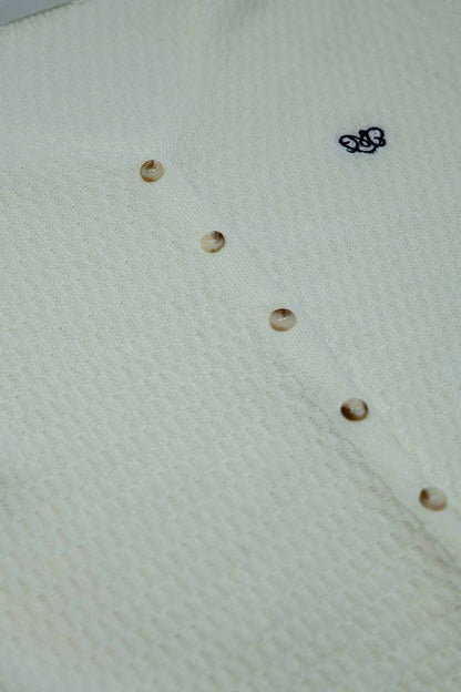 Casaco de malha branco com mangas curtas e fecho frontal com botão