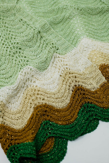 Casaco de malha curto com mangas de anjo e detalhe bordado multicolor em verde