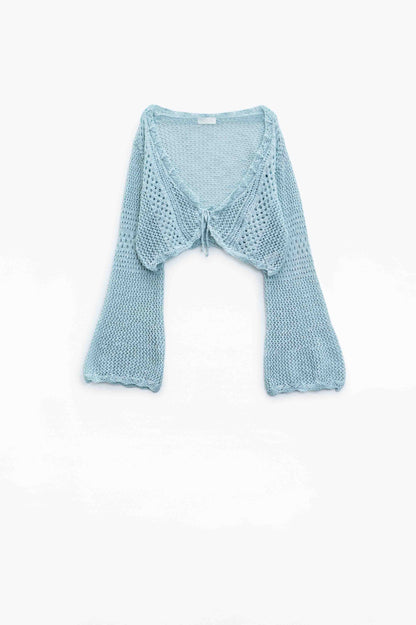 Casaco de malha em azul bebê com fecho de atilhos