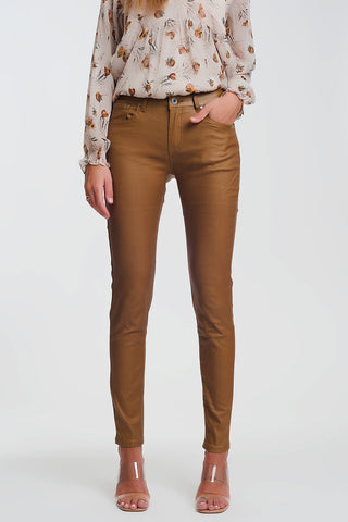 calça skinny revestida em camelo