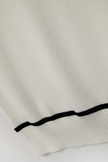 Colete Sem Mangas Branco Com Linhas Pretas Na Parte Externa
