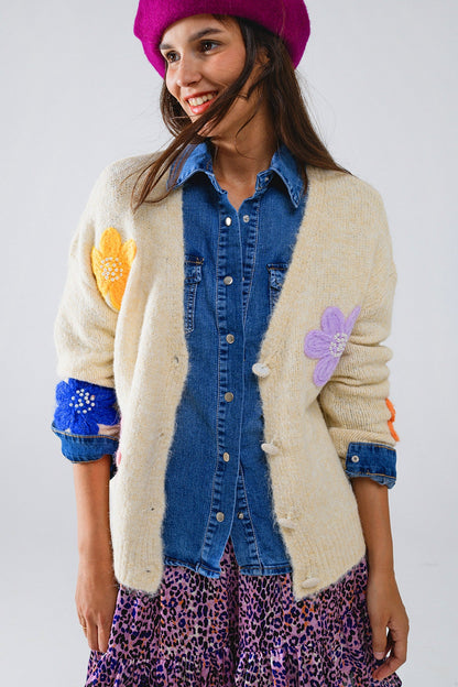 Cardigan creme com flores bordadas