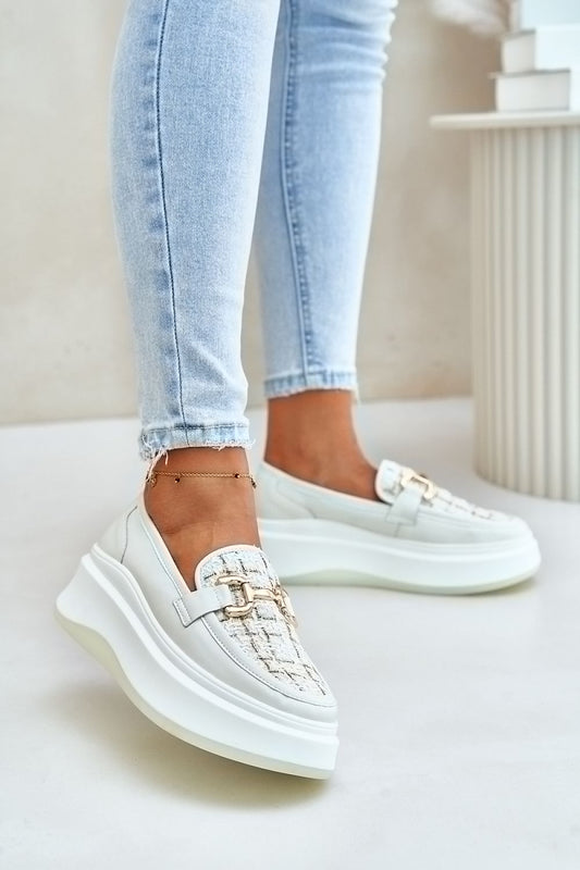 Mocassins de couro femininos elegantes com ornamentos dourados