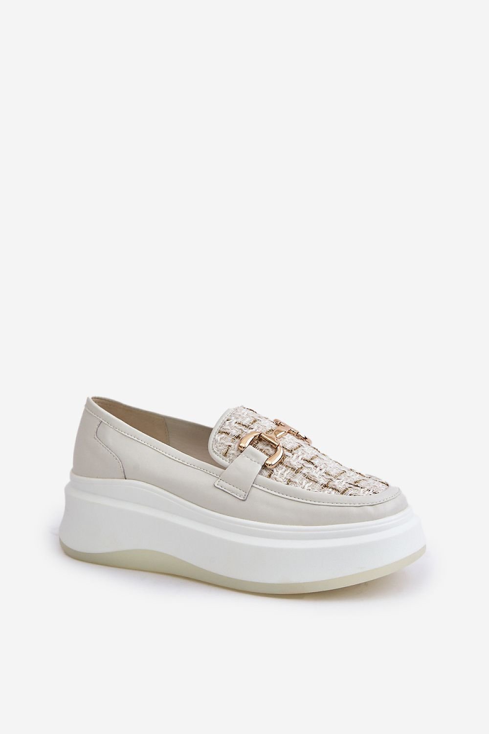Mocassins de couro femininos elegantes com ornamentos dourados