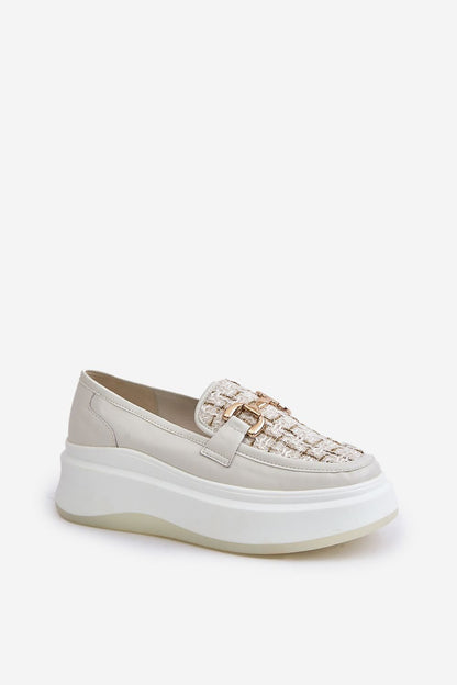Mocassins de couro femininos elegantes com ornamentos dourados