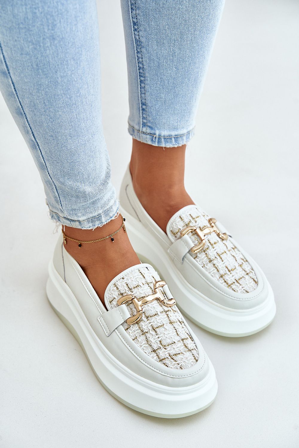 Mocassins de couro femininos elegantes com ornamentos dourados