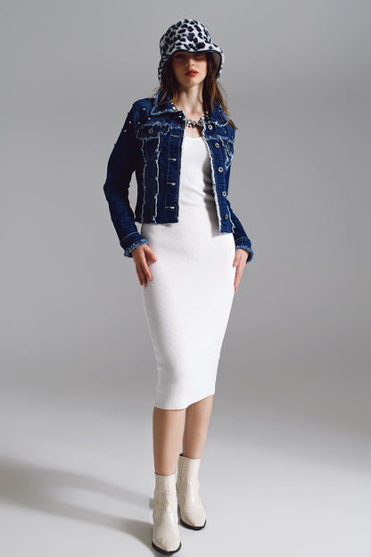 Jaqueta jeans com detalhes desfiados e bordados em Midwash