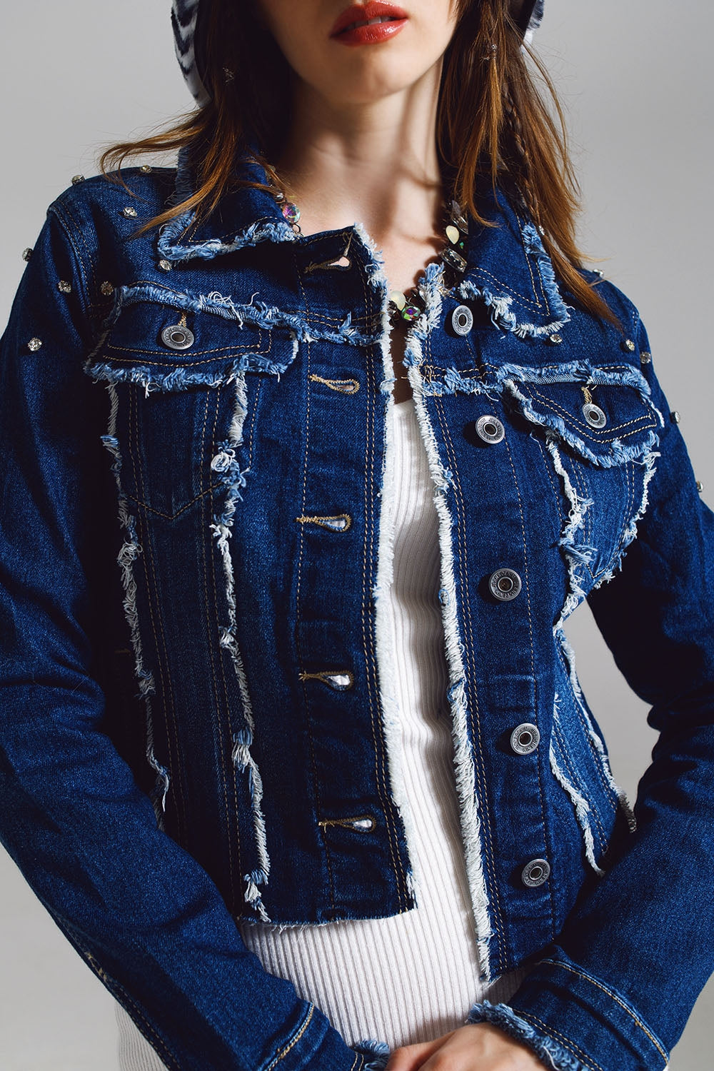 Jaqueta jeans com detalhes desfiados e bordados em Midwash
