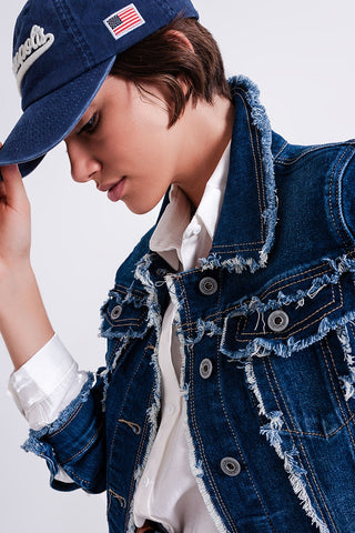 Jaqueta jeans com design desfiado e bainha inacabada
